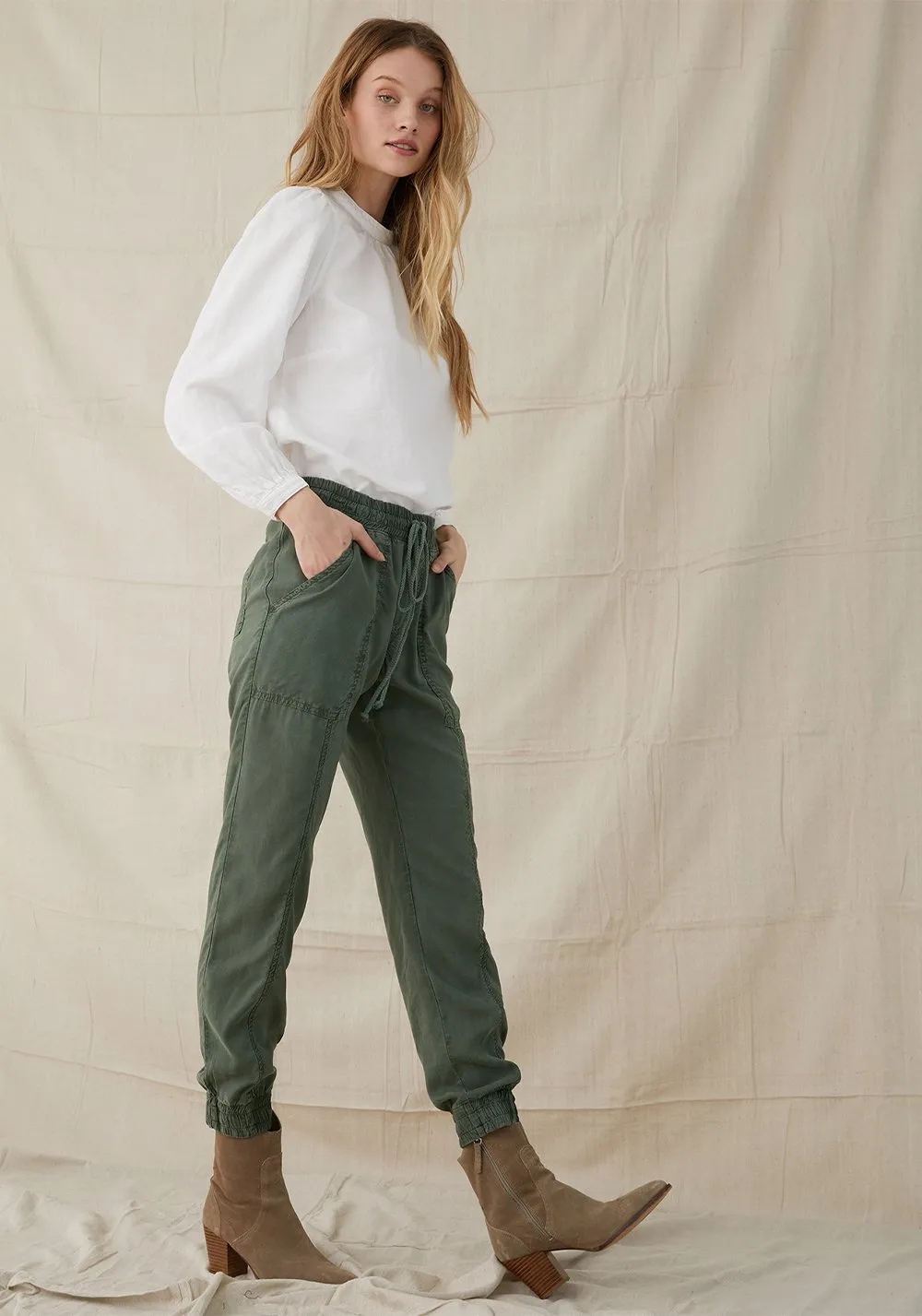 Bella Dahl - Seamed Pocket Jogger in Vintage Ivy