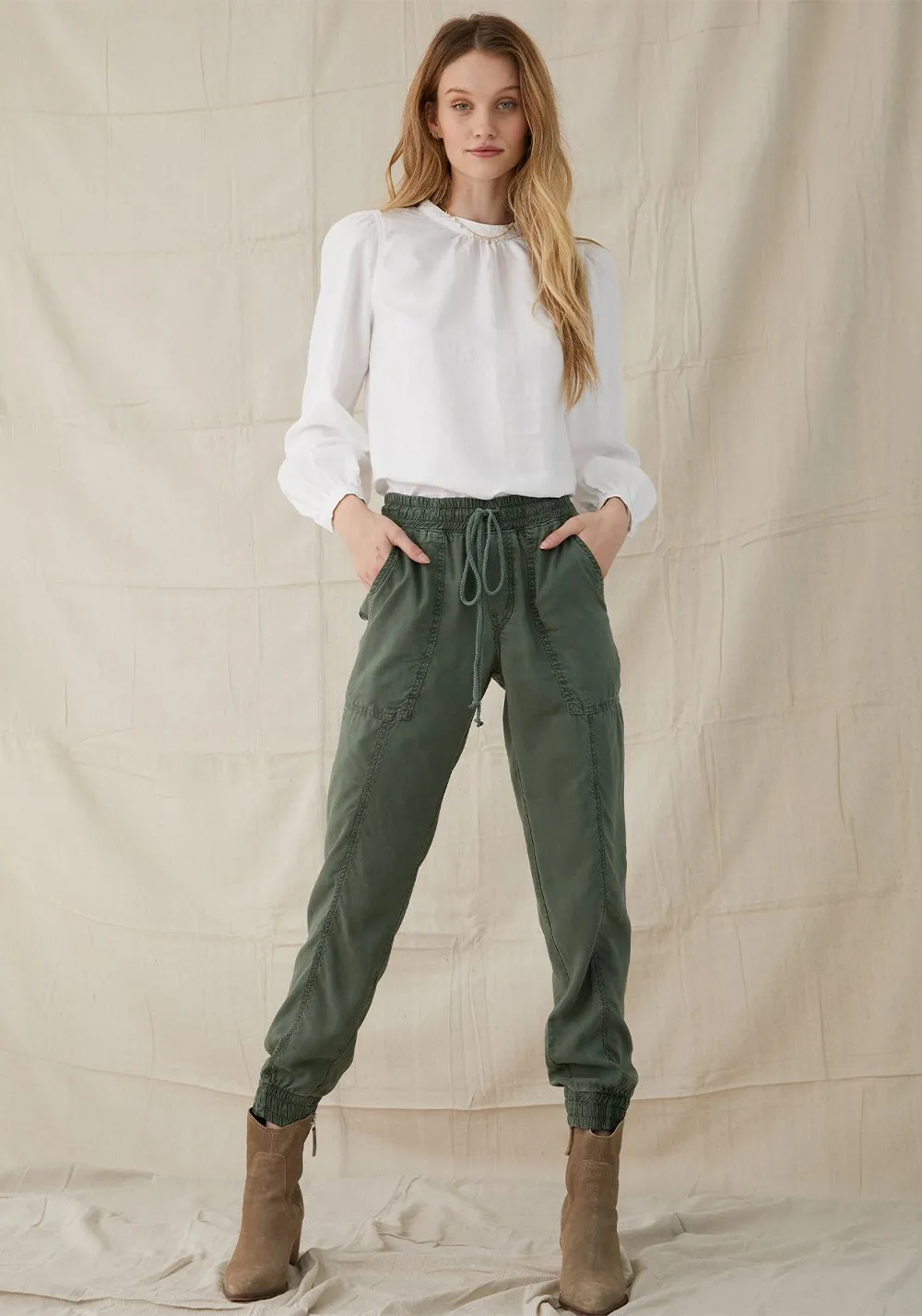 Bella Dahl - Seamed Pocket Jogger in Vintage Ivy