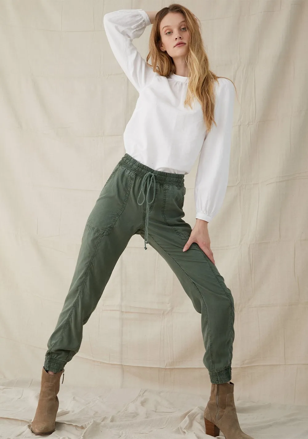 Bella Dahl - Seamed Pocket Jogger in Vintage Ivy