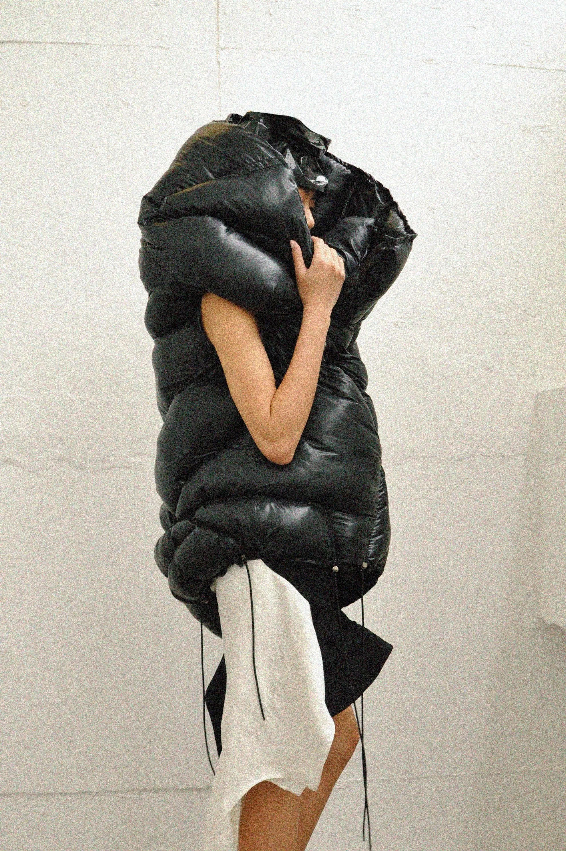 HOODED PUFFER VEST